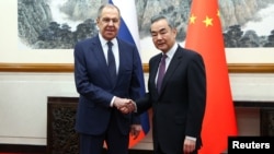 Russian Foreign Minister Sergei Lavrov (left) and Chinese Foreign Minister Wang Yi (file photo) 