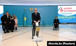 Kazakh President Qasym-Zhomart Toqaev casts his vote in Astana during the October 6 referendum on the construction of a nuclear power plant.