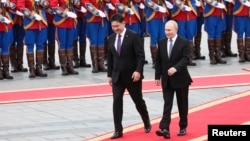 Russian President Vladimir Putin (left) attends a welcoming ceremony with Mongolian President Ukhna Khurelsukh in Ulan Bator on September 3. 