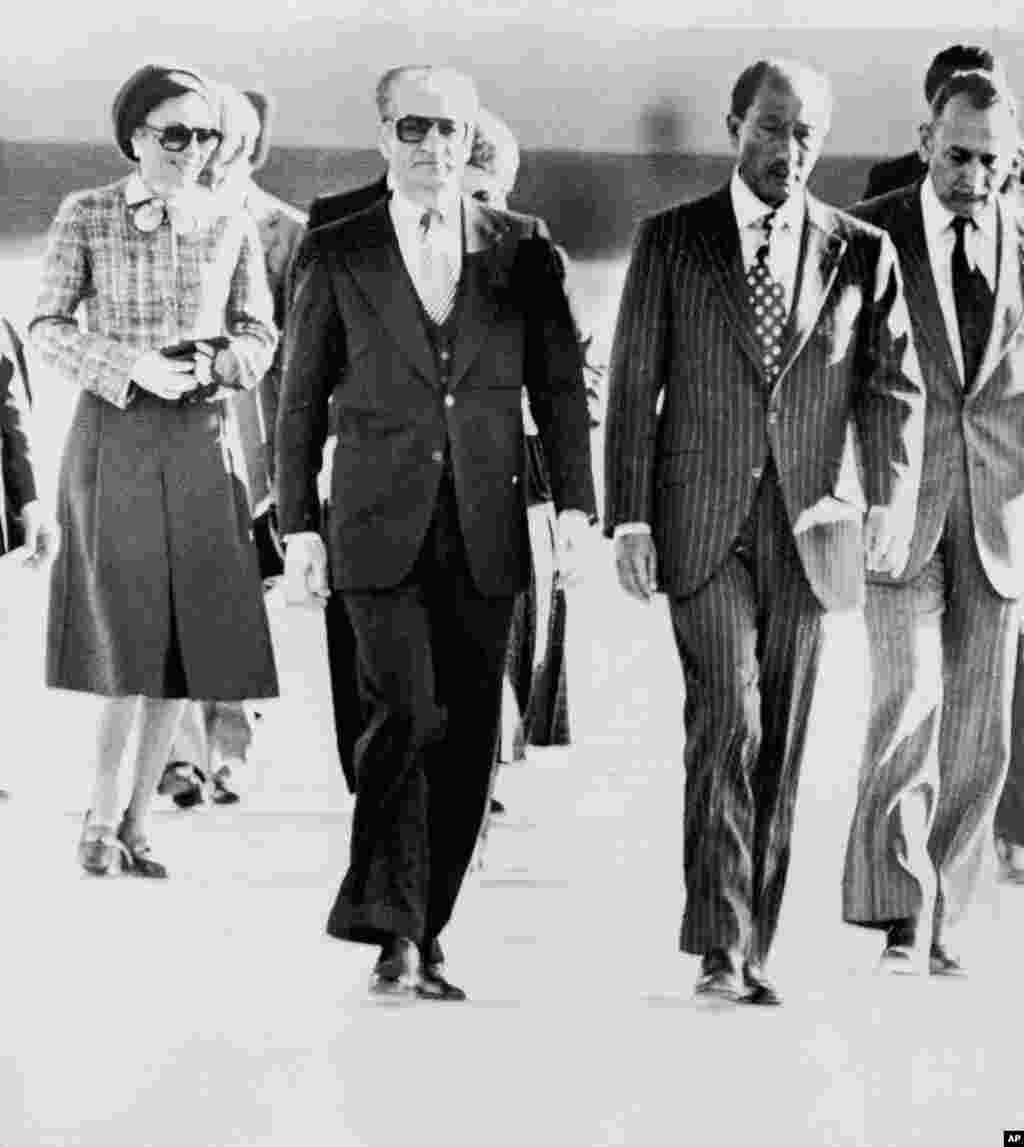 Iran&#39;s monarch,&nbsp;Shah Mohammad Reza Pahlavi, leaves his country for the last time on January 16, 1979, going first to Egypt. He and his wife, Empress Farah, were greeted by President Anwar Sadat (second from right). Iranian students were angry that U.S. President Jimmy Carter later allowed the shah to travel to New York for cancer treatment. The shah had fled Tehran amid a surge of demonstrations against his rule. His troops had answered some of them with deadly gunfire.