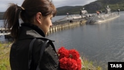 A woman mourns during memorial ceremonies to commemorate the 10th anniversary of the Kursk disaster in the submarine’s home base of Vidyayevo on August 12, 2010.