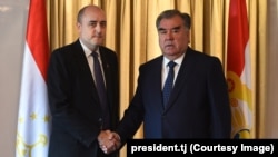 RFE/RL President Jamie Fly (left) meets with Tajik President Emomali Rahmon in Zurich, Switzerland, on November 7.