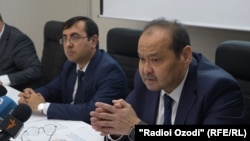 Azim Tursunzoda (right), deputy head of the State Customs Committee of Tajikistan, speaks at a press conference in Dushanbe on August 7.