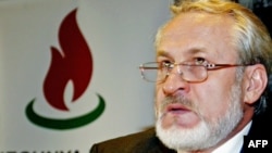 Exiled opposition leader Akhmed Zakayev says he is holding talks with the government in Chechnya