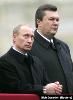 Putin with Yanukovych in Kyiv on October 28, 2004.