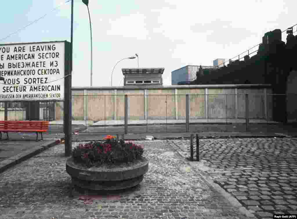 A checkpoint at the Oberbaum Bridge over the Spree River, photographed in October 1976