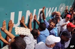 Palestinians protest outside UNRWA's Gaza headquarters. (file photo)