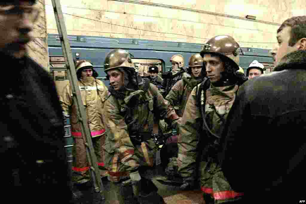 Rescue workers evacuate an injured person from the Avtozavodskaya metro station.