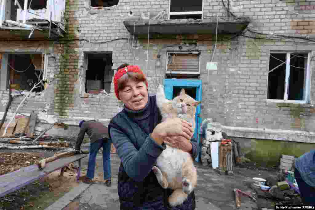 Rita with her cat in Avdiyivka. Their fate is unknown. About 900 civilians were in Avdiyivka at the time of the occupation. People lived in basements and used humanitarian aid to survive when it was still possible to deliver it. Before the war, about 30,000 people lived in Avdiyivka.