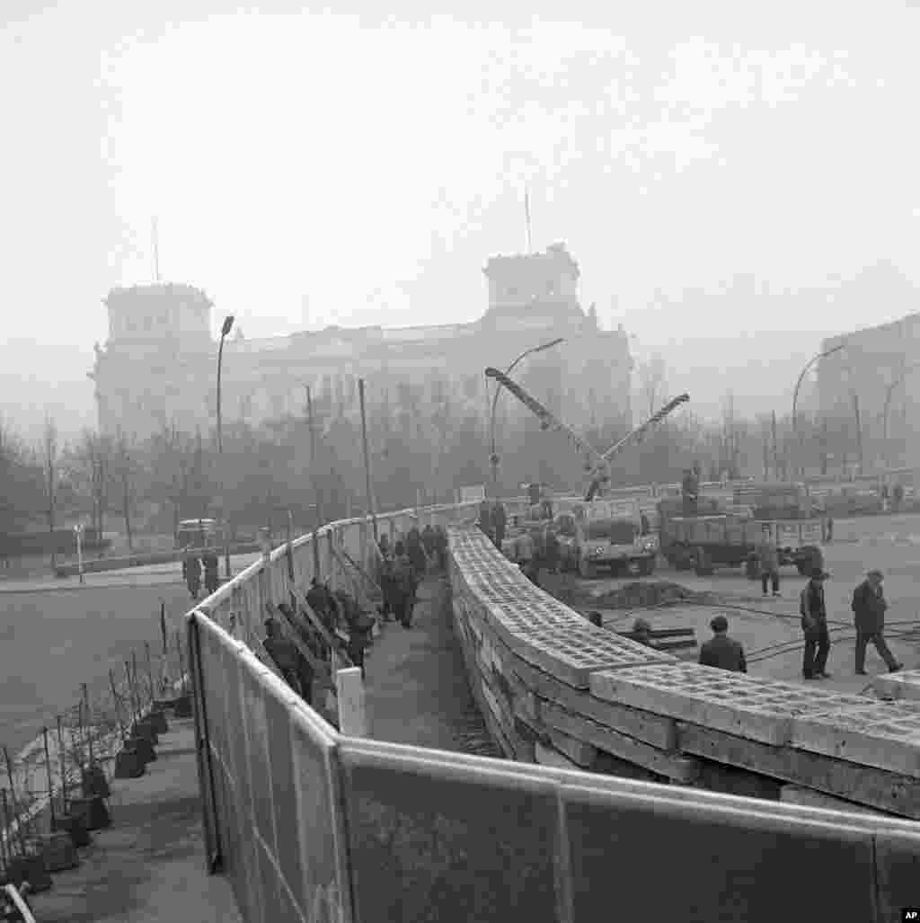 East German troops installing the Berlin Wall near the Reichstag in November 1961.&nbsp; &nbsp;