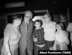 A family reunion in June 1987: Bonner and Sakharov meet her daughter, Tatyana Bonner Yankelevich (left), and grandchildren at a Moscow airport.