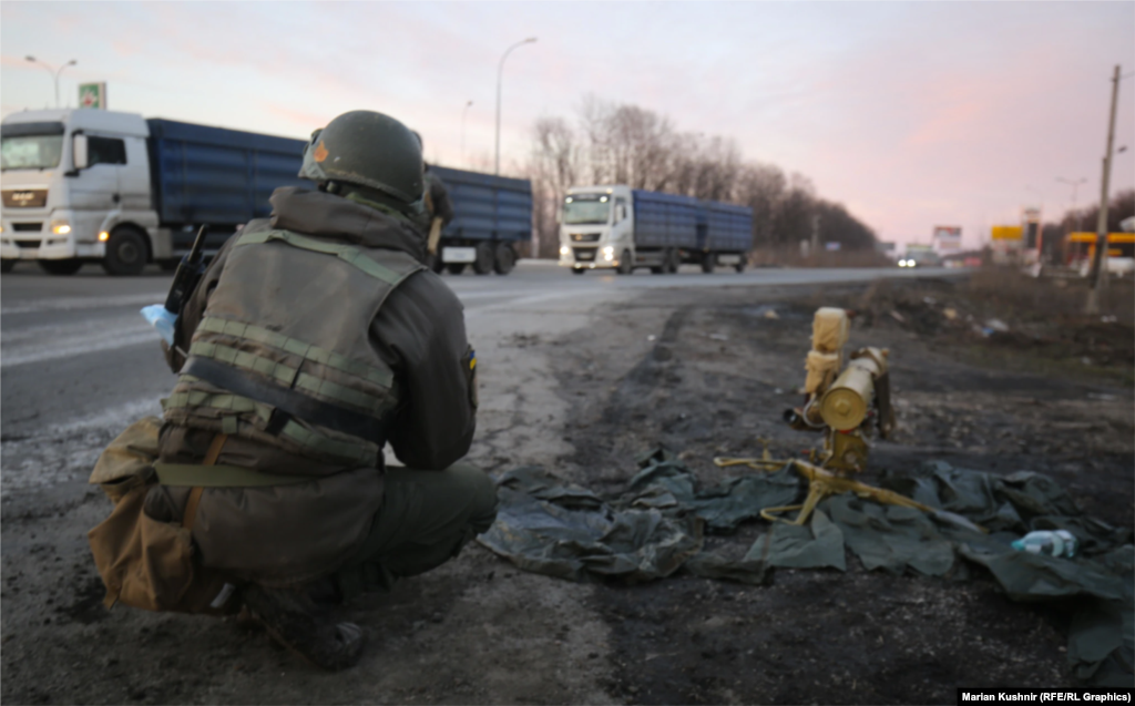 Украинский военный возле противотанковой ракеты на окраине Харькова