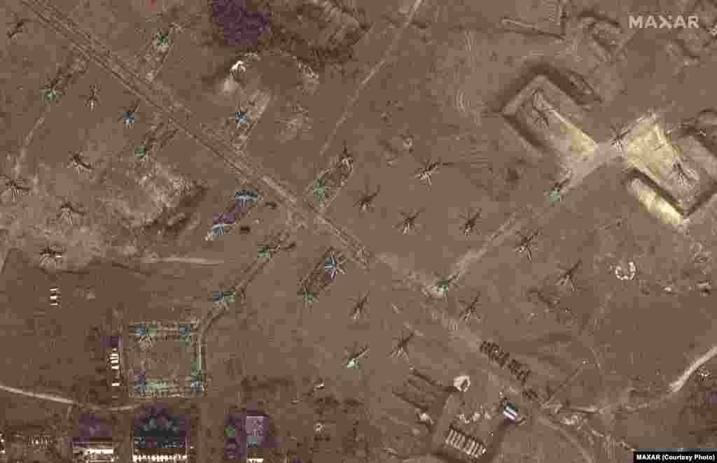 Размещение вертолетов у озера Донузлав крупным планом. Снимок компании&nbsp;Satellite image &copy;2022 Maxar Technologies