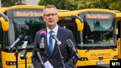 Standing in front of a row of passenger buses, Parliamentary Secretary of State of the Human Resources Ministry Bence Retvari said on September 6 that Hungary will “offer these illegal migrants, voluntarily, free of charge, one-way travel to Brussels."