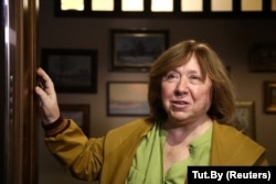 The 2015 Nobel literature laureate Svetlana Alexievich speaks to reporters at her apartment in Minsk on September 9, 2020.