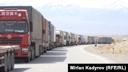 Kyrgyz truck drivers complain about the bottleneck at the Torugart border crossing with China.