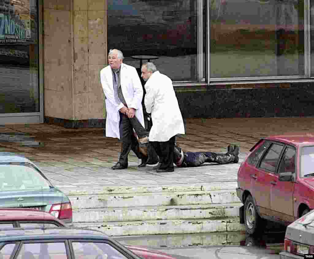 Doctors remove a victim who had been shot by the militants. 