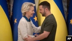 Ukrainian President Volodymyr Zelenskiy (right) and European Commission President Ursula von der Leyen greet each other in Kyiv on September 20.