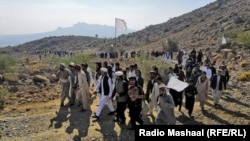 On November 19 activists of the Pashtun Tahafuz Movement marched on the trenches of two rival clans in Mir Ali, North Waziristan, to force a brief cease-fire.