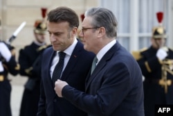 French President Emmanuel Macron welcomes British Prime Minister Keir Starmer in Paris on February 17.