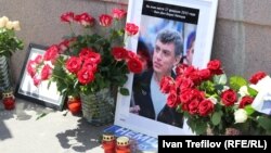 Tributes are left to the late Russian opposition politician Boris Nemtsov on the Bolshoi Moskvoretsky Bridge in Moscow, where he was gunned down in February 2015. (file photo)