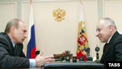 Russian President Vladimir Putin (left) meets with Daghestan's President Mukhu Aliyev in Novo-Ogaryovo in March 2007.