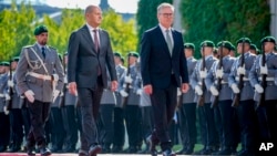 U.K. Prime Minister Keir Starmer (right) with German Chancellor Olaf Scholz (file photo).