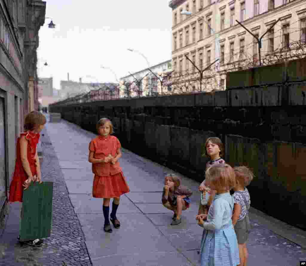 Children in West Berlin in 1968 playing alongside the wall that cut Sebastian Street in half.&nbsp;