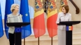 EU Commission President Ursula von der Leyen (left) and Moldovan President Maia Sandu hold a press conference in Chisinau on October 10.