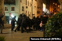 Police advancing on protestors early on the morning of November 29.