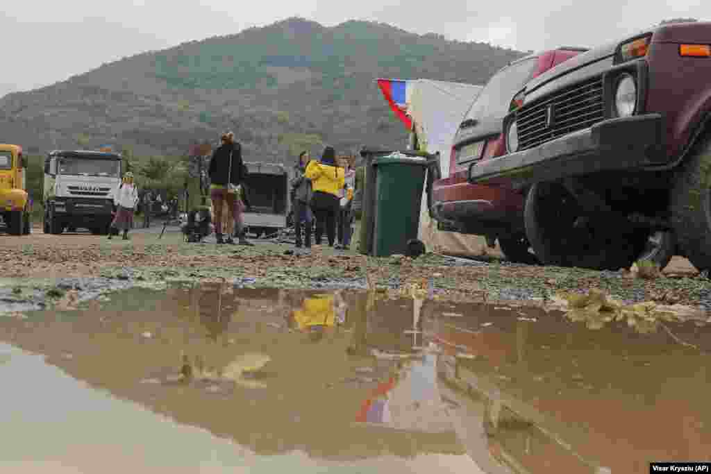 Ethnic Serbs man the barricades near Jarinje on September 28. Kosovo&#39;s declaration of independence is backed by the United States, Britain, and most EU member states, but its membership of the United Nations is blocked by Russia, Serbia&#39;s traditional ally.