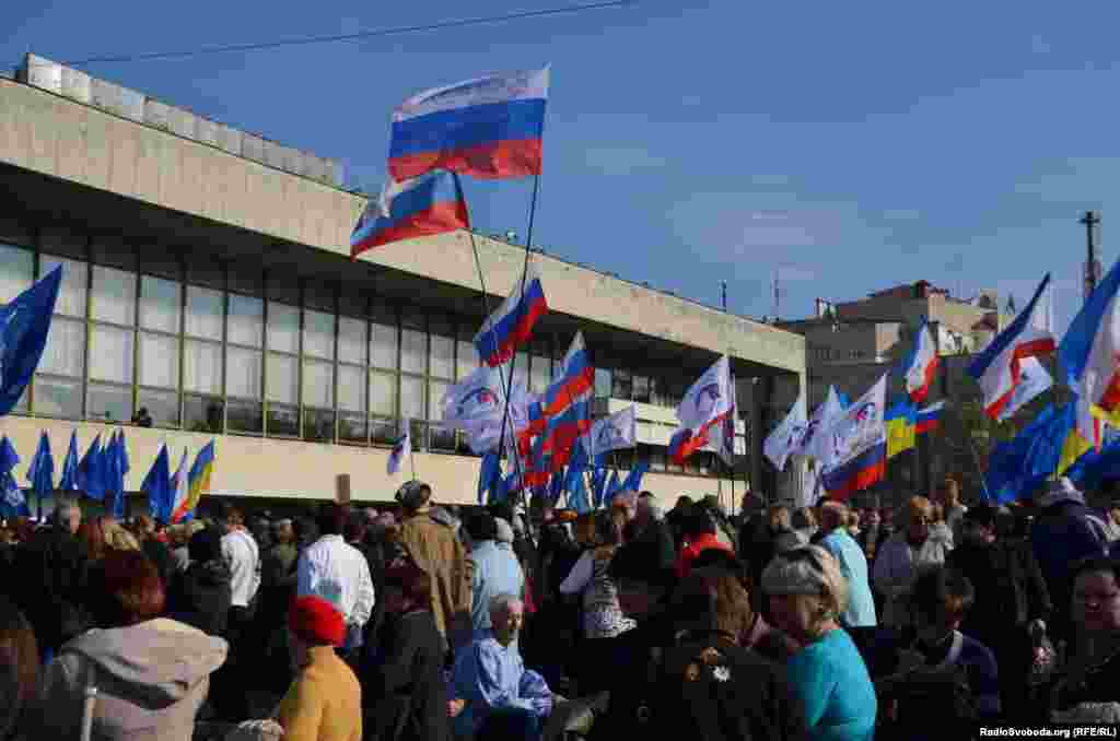 В очередной раз во время Евромайдана на центральную площадь вышли пророссийские активисты. Акция проходит напротив Украинского театра на площади Ленина. После аннексии театр переименовали на Музыкальный