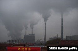 Smoke belches from a coal-fueled power station near Datong in China's northern Shanxi Province. (file photo)