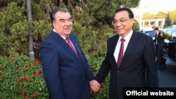 Tajik President Emomali Rahmon (left) greets Chinese Prime Minister Li Keqiang in Dushanbe late last year. 