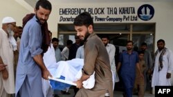 People move the body of a bus accident victim from a hospital in Kahuta, Punjab Province on August 25.