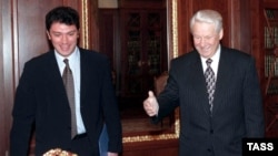 Baş nazirin müavini Boris Nemtsov və prezident Boris Yeltsin Kremldə görüşdən əvvəl. 1997