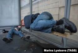 Drunk men at a bus stop in St. Petersburg: "The Western culture of alcohol use centers on consumption in bars, cafes, and restaurants," says Vadim Drobiz of the Center for the Study of Federal and Regional Alcohol Markets. "In Russia, people frequently drink on the streets, unfortunately." (file photo)