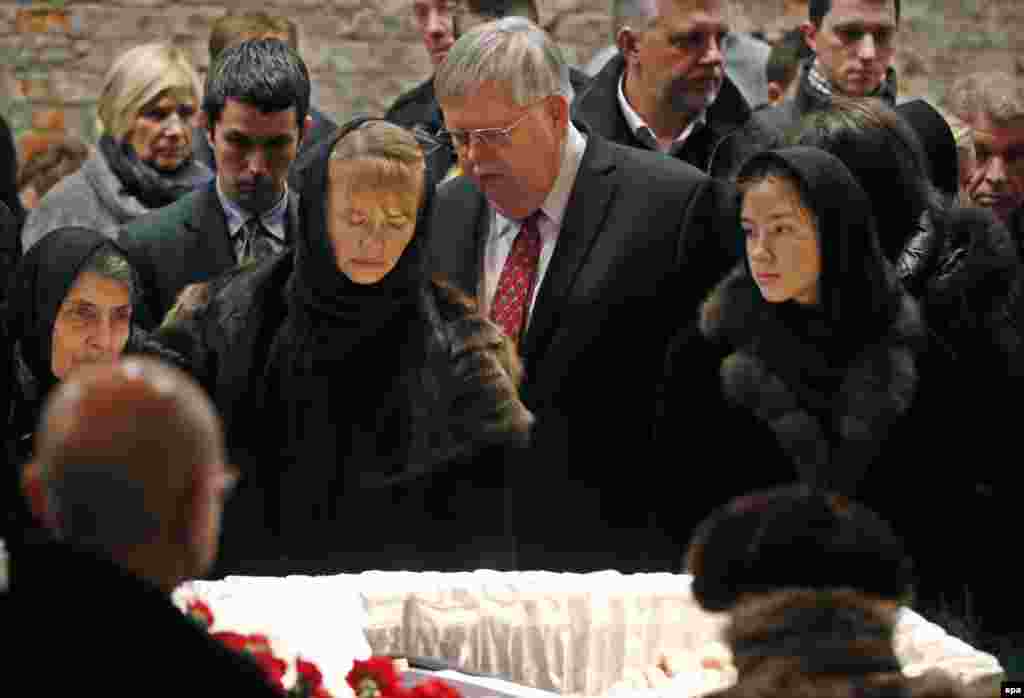 U.S. Ambassador to Russia John F. Tefft (center) pays his respects to Nemtsov&#39;s family.