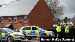 Police officers guard a cordoned-off area around the home of former Russian intelligence officer Sergei Skripal in Salisbury, Britain, following a nerve-agent attack in 2018. (file photo)