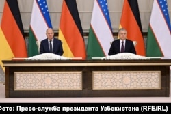 Uzbek President Shavkat Mirziyoev (right) and German Chancellor Olaf Scholz at their meeting in Samarkand.