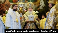 Bishop Flavian (left) attends a ceremony with Patriarch Kirill in 2014.