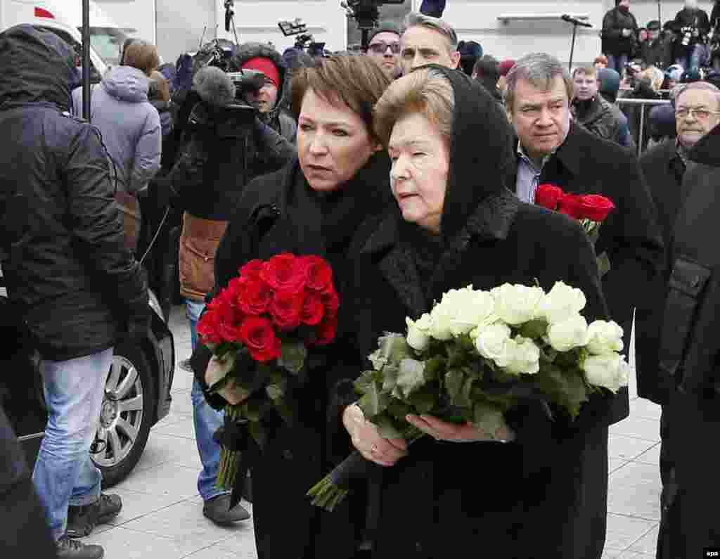 Boris Yeltsin&#39;s widow, Naina Yeltsina (center right), and her daughter Tatyana Yumasheva (center left) arrive to pay their last respects.