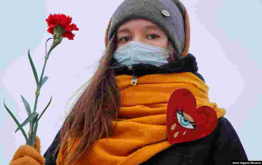 A woman in St. Petersburg forms part of a human chain to support female political prisoners and to protest against police violence on February 14.