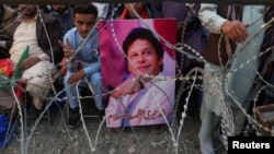  Supporters of jailed former Pakistani Prime Minister Imran Khan attend a rally in Swabi (file photo)