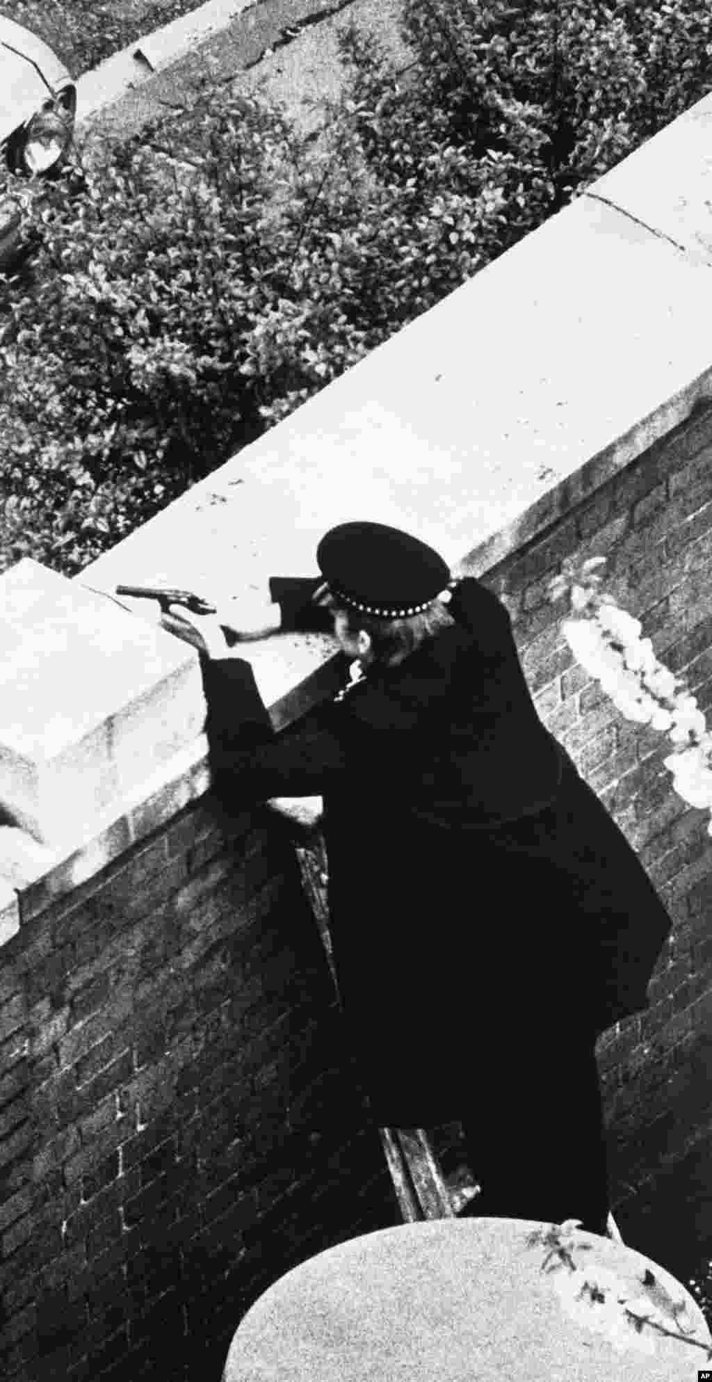 An armed police officer points his handgun toward the Iranian Embassy in London on the first day of the siege, April 30, 1980.&nbsp;The six gunmen demanded that Arab prisoners in Iran&#39;s Khuzestan Province be released and that their own safe passage out of the United Kingdom be guaranteed. The British government quickly rejected the demand for safe passage and a siege ensued.