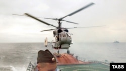 A Ka-27 lands on a frigate during naval exercises of the Baltic Fleet in 2004.