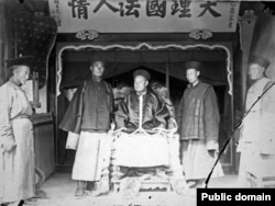 The Chinese governor of Altanbulag surrounded by his retinue in the late 1800s.