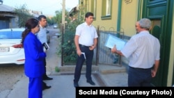 Officials visit people's homes in the city of Bokhtar as part of the Door-To-Door campaign.