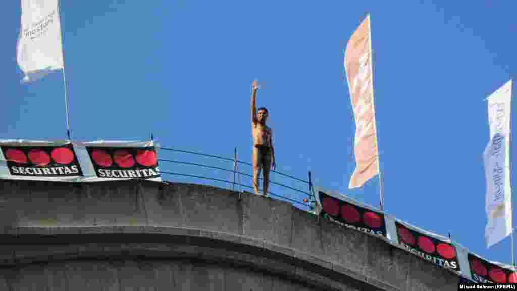 Diver Igor Kazic waves to the crowd...