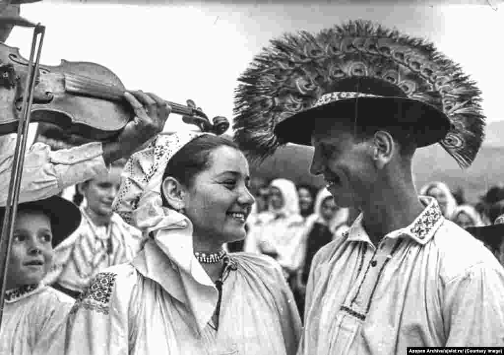 A couple in traditional clothing at a festival, probably in Romania&#39;s Cluj region After the Romanian revolution, Uj Elet continued for several years under the name&nbsp;Erdelyi Figyelo (Transylvanian Observer). Its last issue was published in 1996.&nbsp;